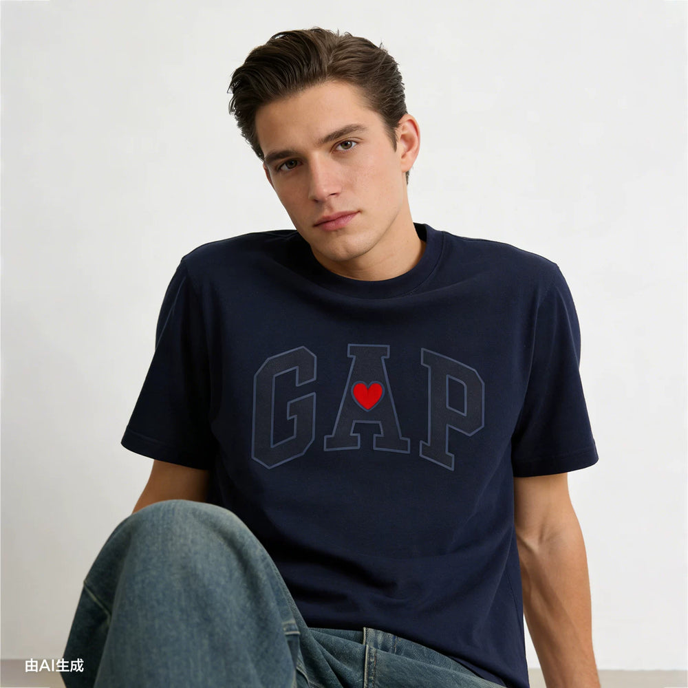 Cheng Yi endorses Gap men's and women's clothing for the 2026 spring season, featuring a heart printed logo on a loose short sleeved T-shirt 883711