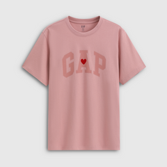 Cheng Yi endorses Gap men's and women's clothing for the 2026 spring season, featuring a heart printed logo on a loose short sleeved T-shirt 883711