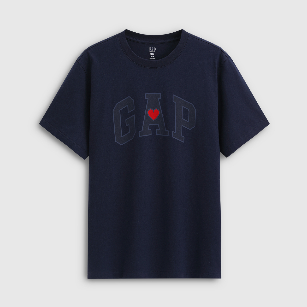 Cheng Yi endorses Gap men's and women's clothing for the 2026 spring season, featuring a heart printed logo on a loose short sleeved T-shirt 883711
