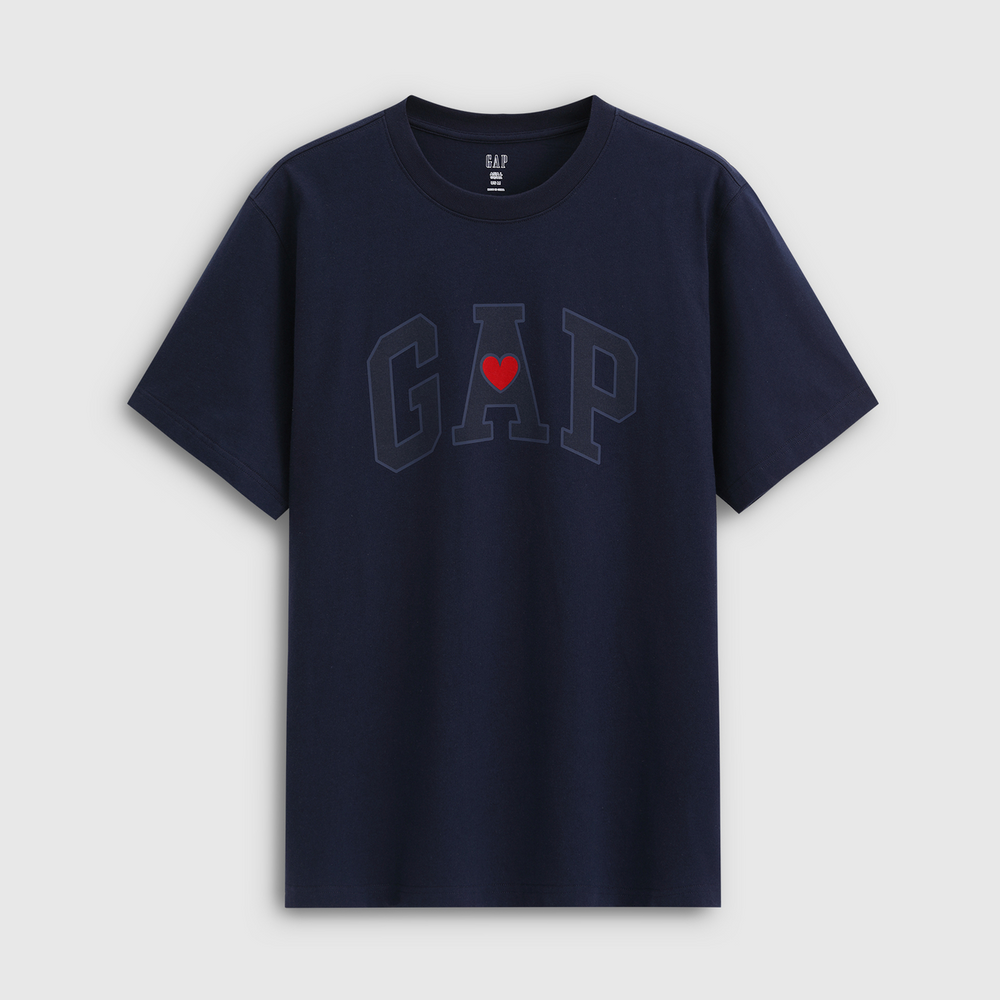 Cheng Yi endorses Gap men's and women's clothing for the 2026 spring season, featuring a heart printed logo on a loose short sleeved T-shirt 883711