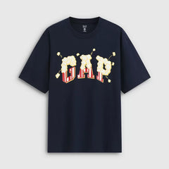 Cheng Yi endorses Gap men's and women's clothing for the summer of 2026 with a new logo printed loose short sleeved T-shirt 854340