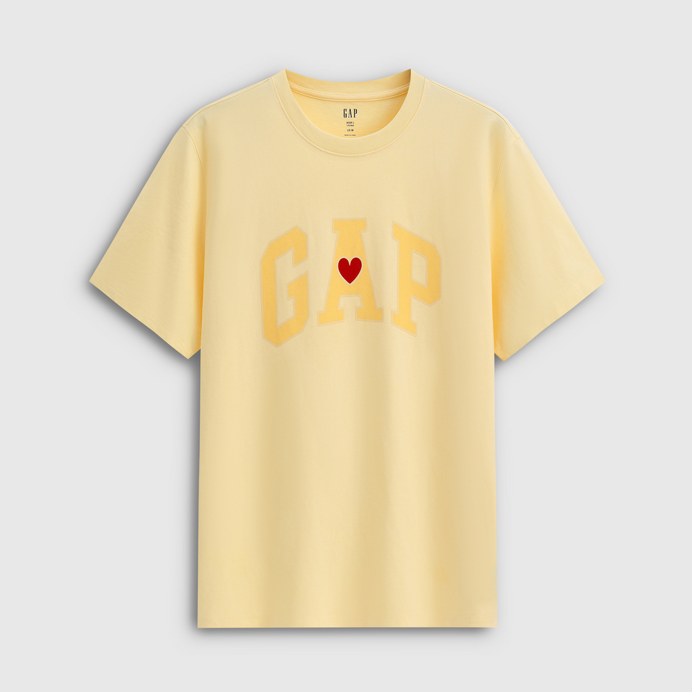 Cheng Yi endorses Gap men's and women's clothing for the 2026 spring season, featuring a heart printed logo on a loose short sleeved T-shirt 883711