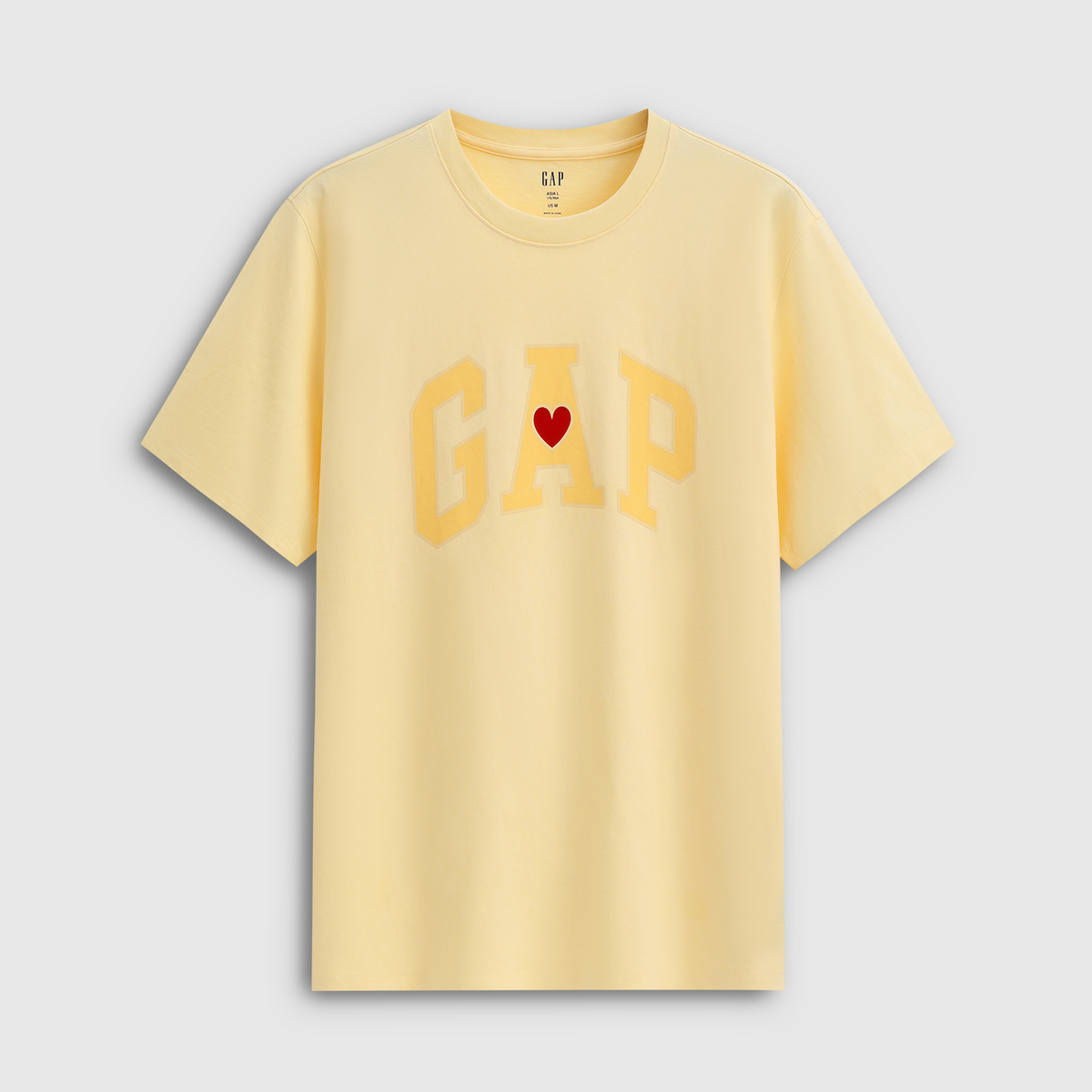 Cheng Yi endorses Gap men's and women's clothing for the 2026 spring season, featuring a heart printed logo on a loose short sleeved T-shirt 883711